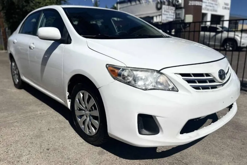 2013 Toyota Corolla LE photo 1