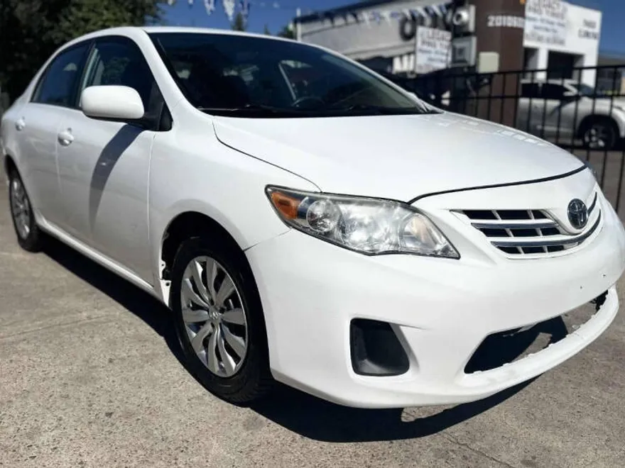 2013 Toyota Corolla LE photo 1