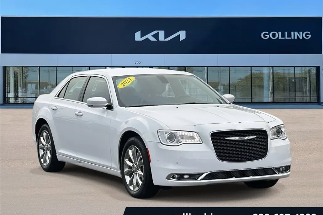 2021 Chrysler 300 Touring photo 1