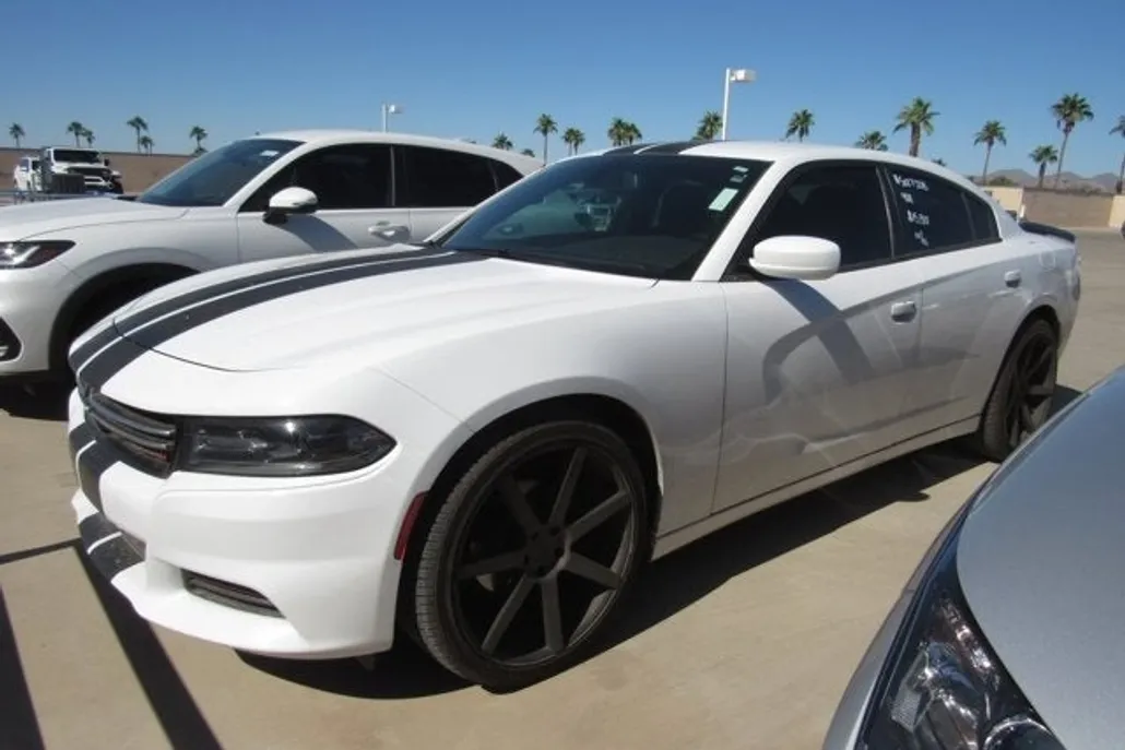 2016 Dodge Charger SE photo 1