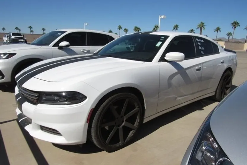 2016 Dodge Charger SE photo 1