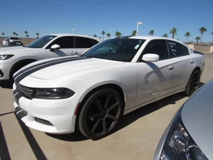2016 Dodge Charger SE photo 1
