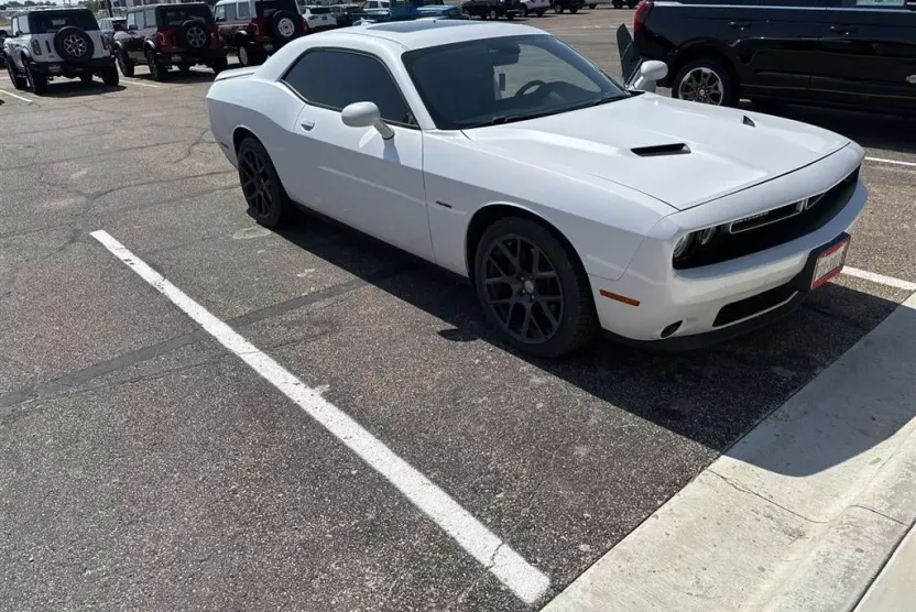 2016 Dodge Challenger R/T Plus photo 1