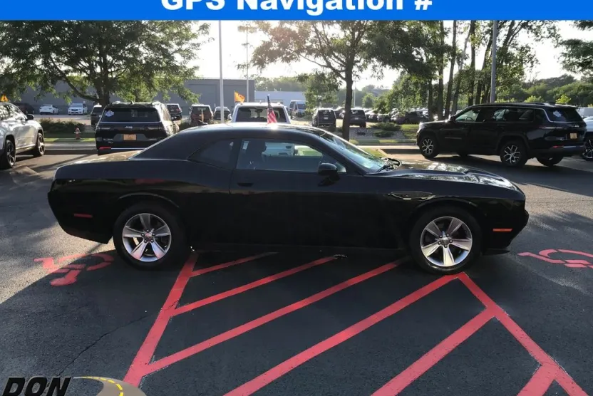 2017 Dodge Challenger SXT photo 1