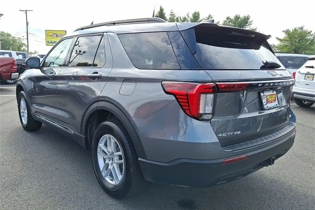 2025 Ford Explorer photo 1