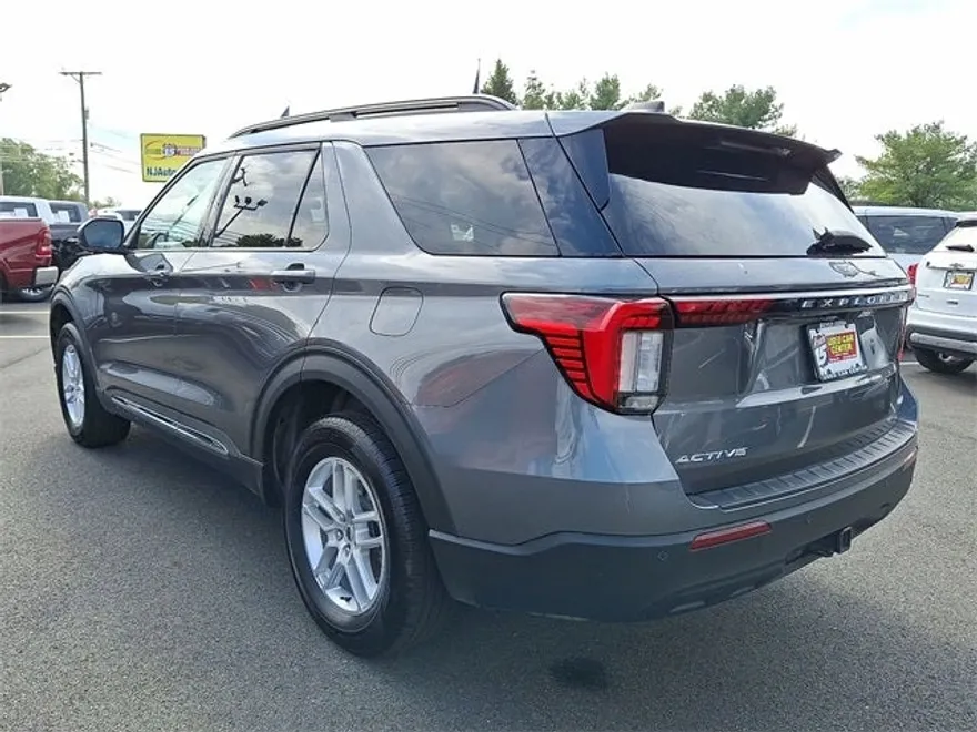 2025 Ford Explorer photo 1