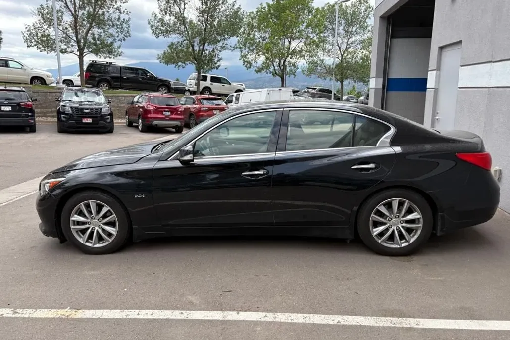 2017 Infiniti Q50 2.0t Premium photo 1