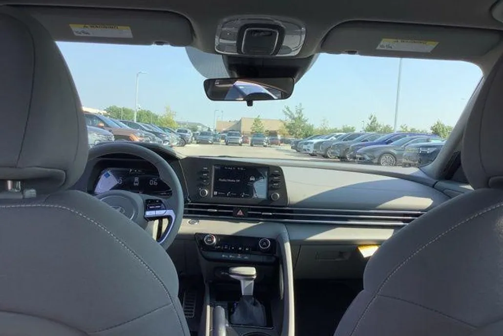 2025 Hyundai Elantra SEL Sport photo 1