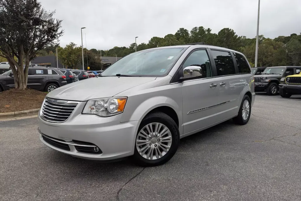 2012 Chrysler Town & Country photo 1