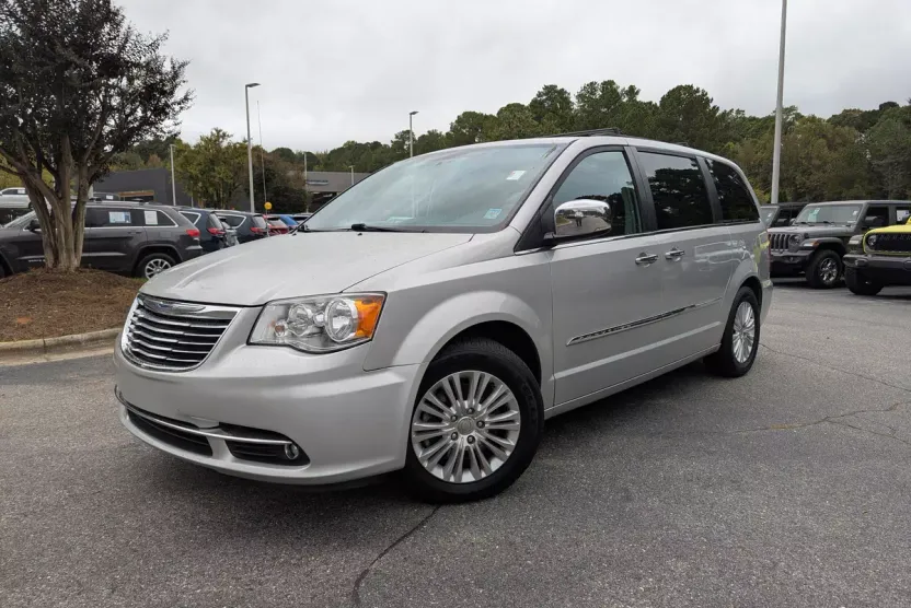2012 Chrysler Town & Country photo 1