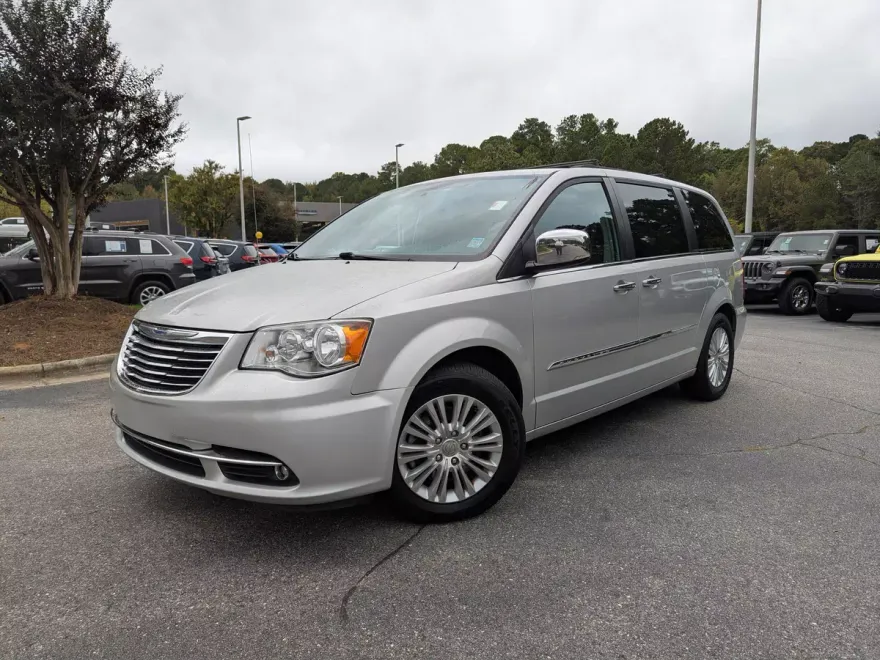 2012 Chrysler Town & Country photo 1