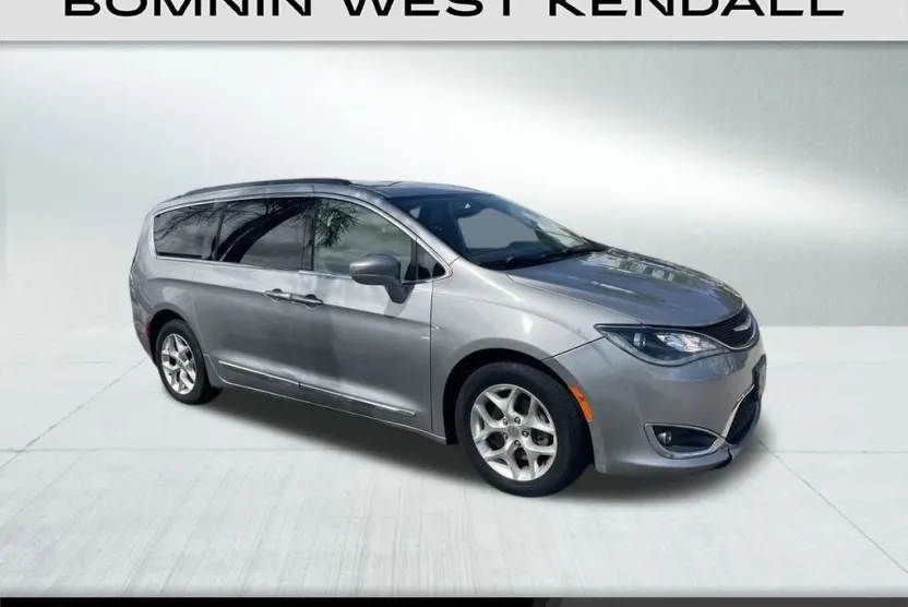 2017 Chrysler Pacifica Touring L photo 1
