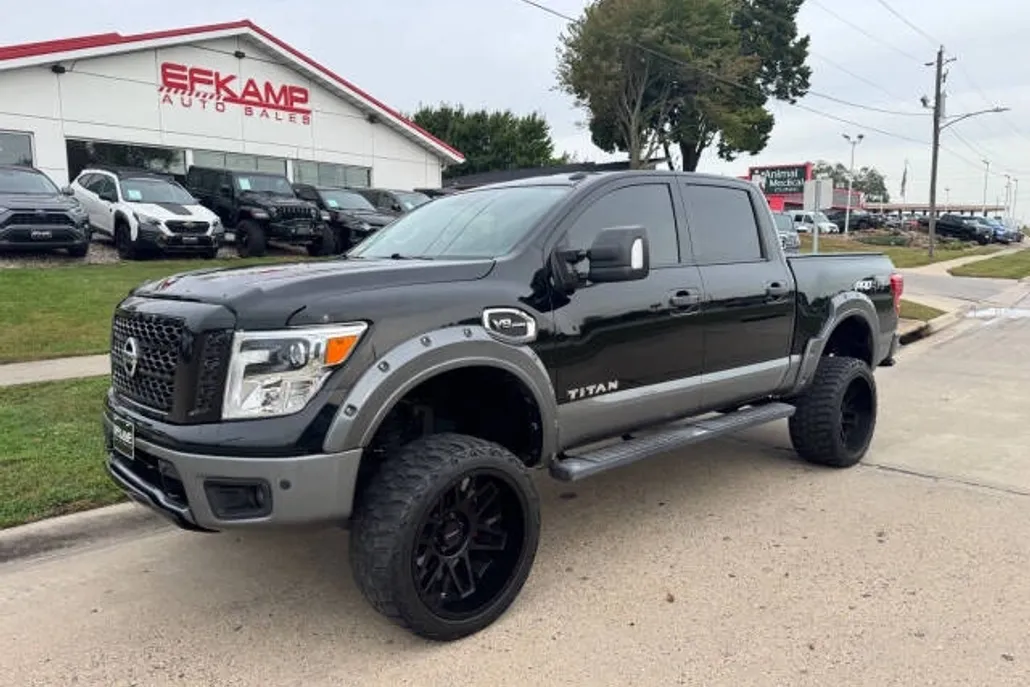 2017 Nissan Titan PRO-4X Crew Cab photo 1