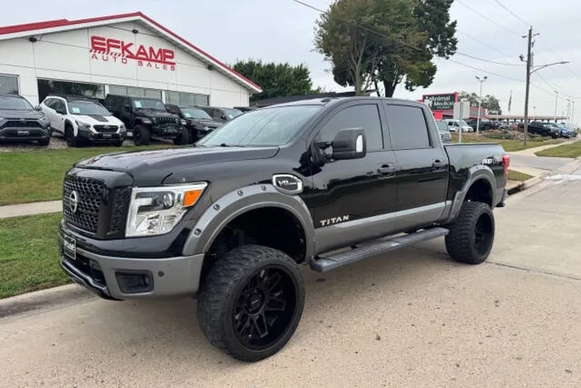 2017 Nissan Titan PRO-4X Crew Cab photo 1