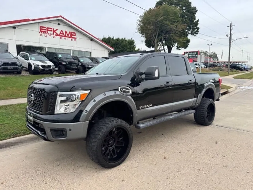 2017 Nissan Titan PRO-4X Crew Cab photo 1