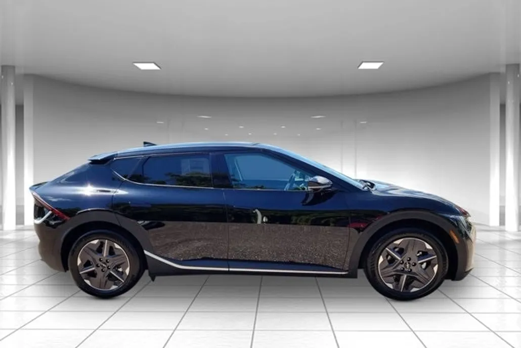 2025 Kia EV6 Light photo 1