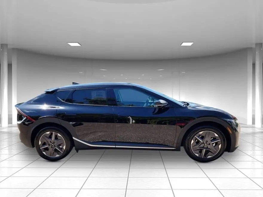 2025 Kia EV6 Light photo 1