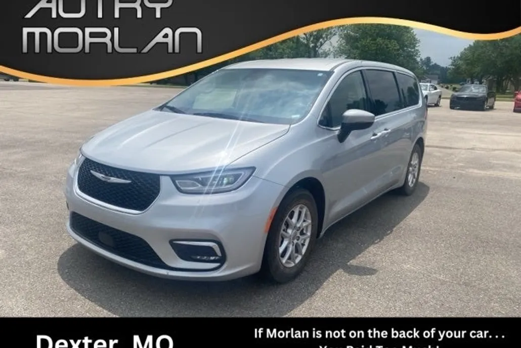 2023 Chrysler Pacifica Touring L photo 1