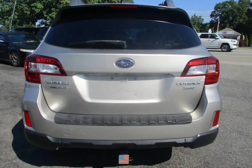 2016 Subaru Outback 3.6R Limited photo 1