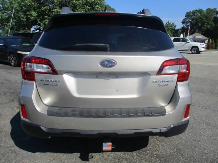 2016 Subaru Outback 3.6R Limited photo 1