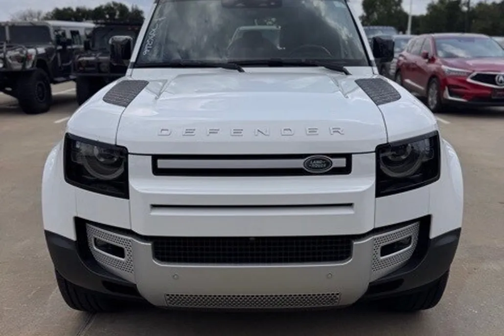 2023 Land Rover Defender 110 SE photo 1