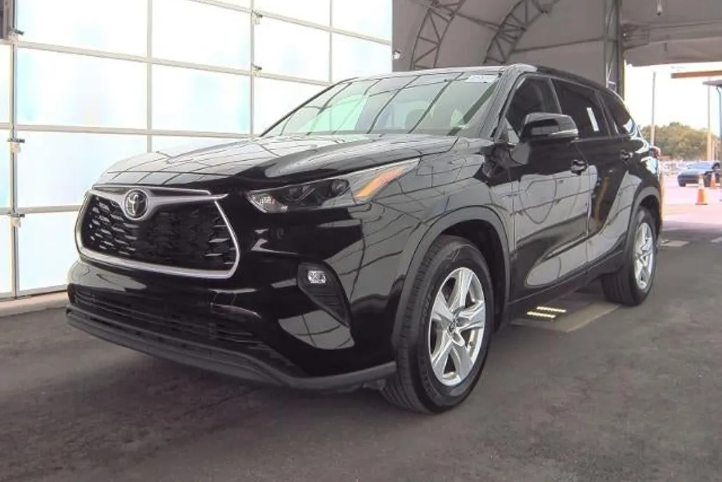 2022 Toyota Highlander LE photo 1