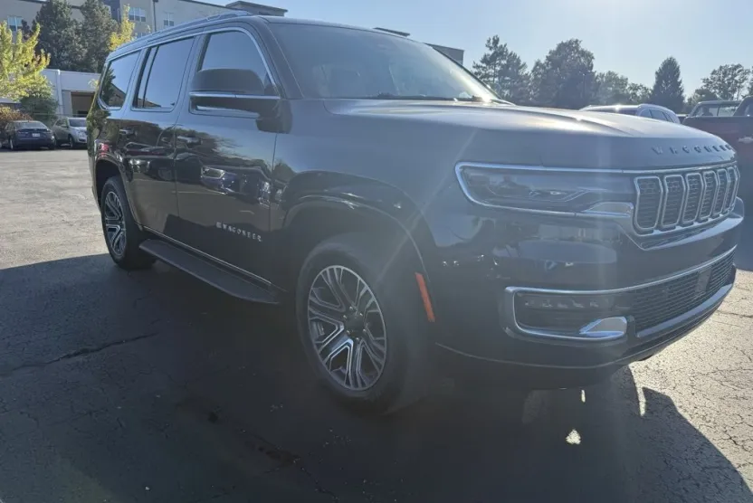 2023 Jeep Wagoneer Base photo 1
