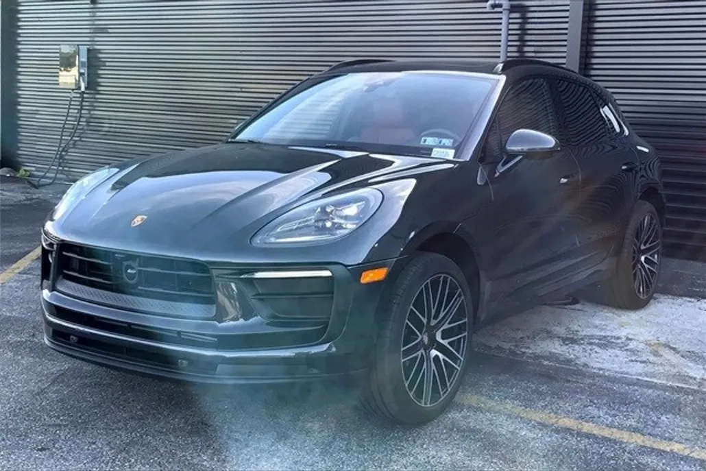 2025 Porsche Macan T photo 1