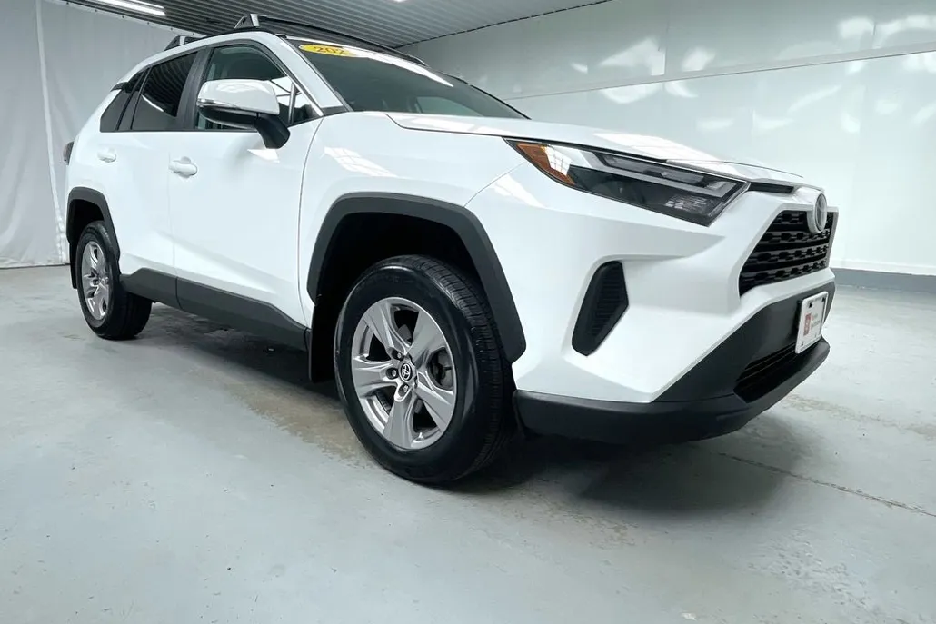 2023 Toyota RAV4 XLE photo 1