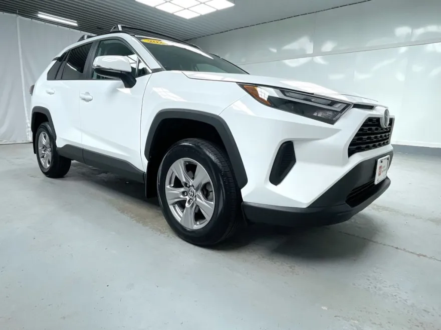 2023 Toyota RAV4 XLE photo 1