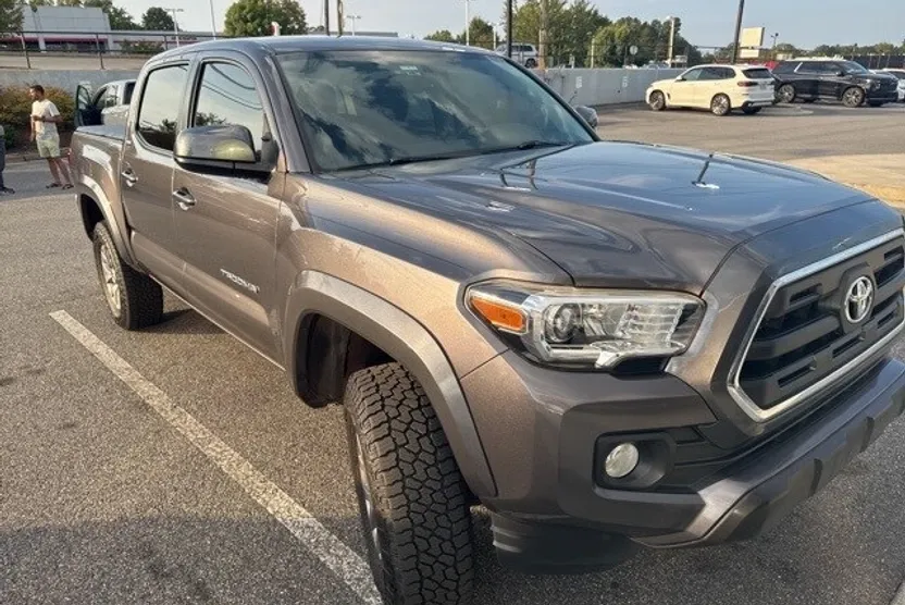 2017 Toyota Tacoma SR5 TRD Sport photo 1