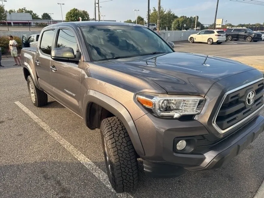 2017 Toyota Tacoma SR5 TRD Sport photo 1