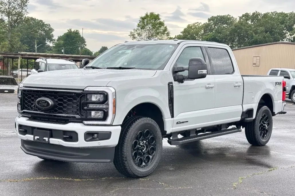 2025 Ford F-250 Lariat photo 1