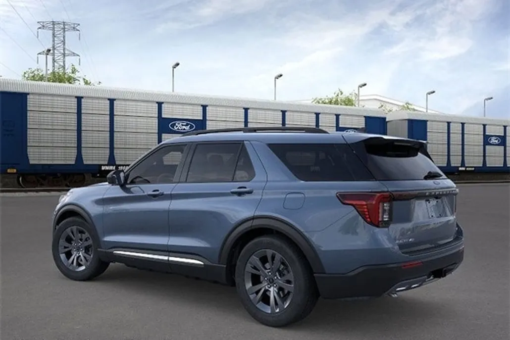 2025 Ford Explorer photo 1