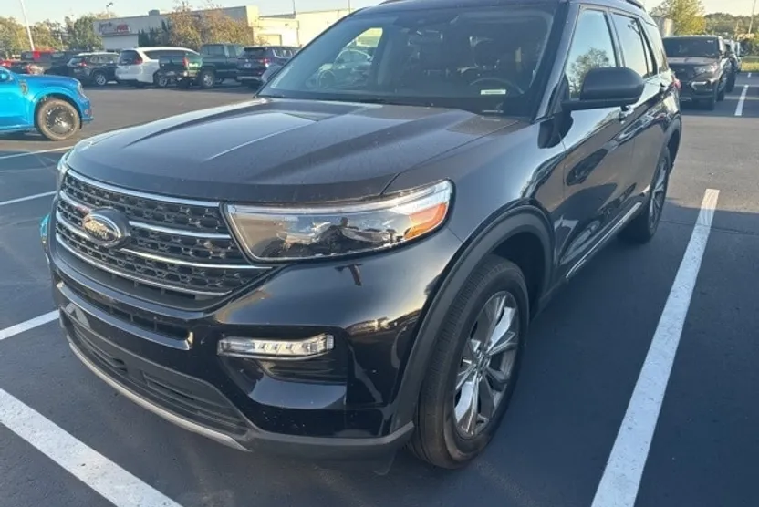 2022 Ford Explorer XLT photo 1