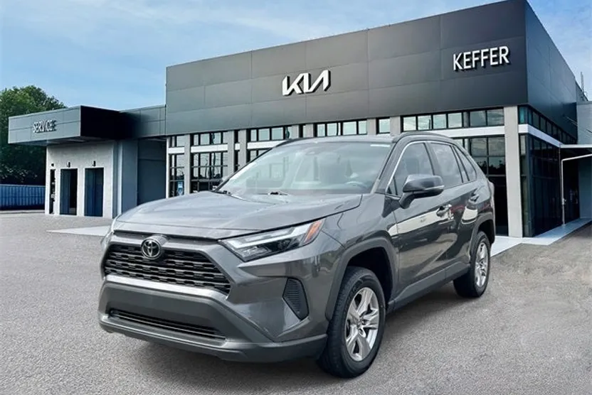 2023 Toyota RAV4 XLE photo 1