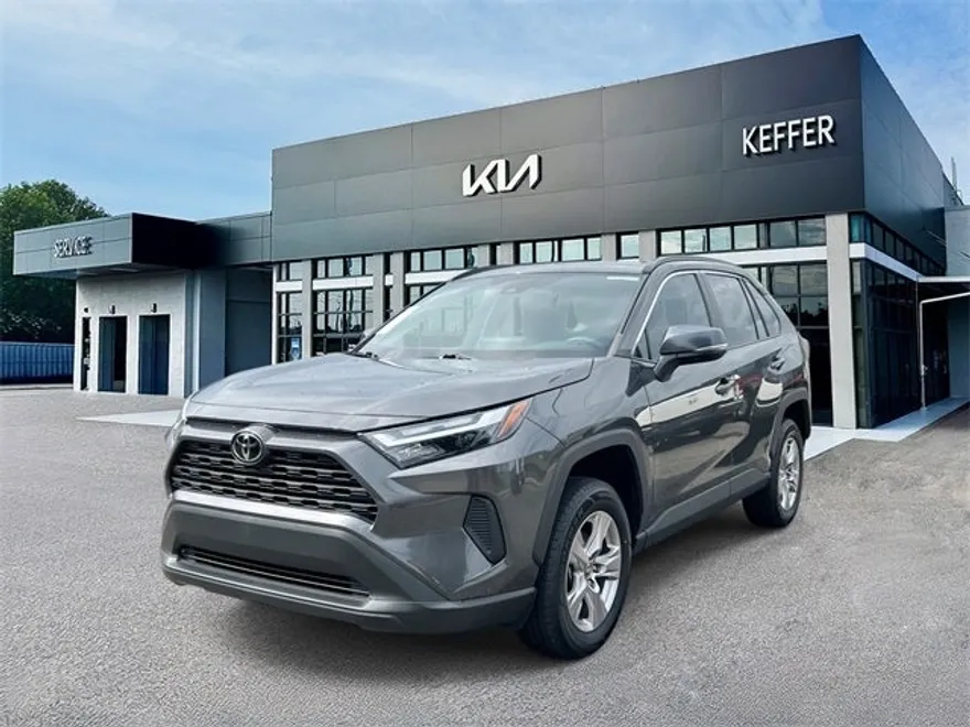 2023 Toyota RAV4 XLE photo 1