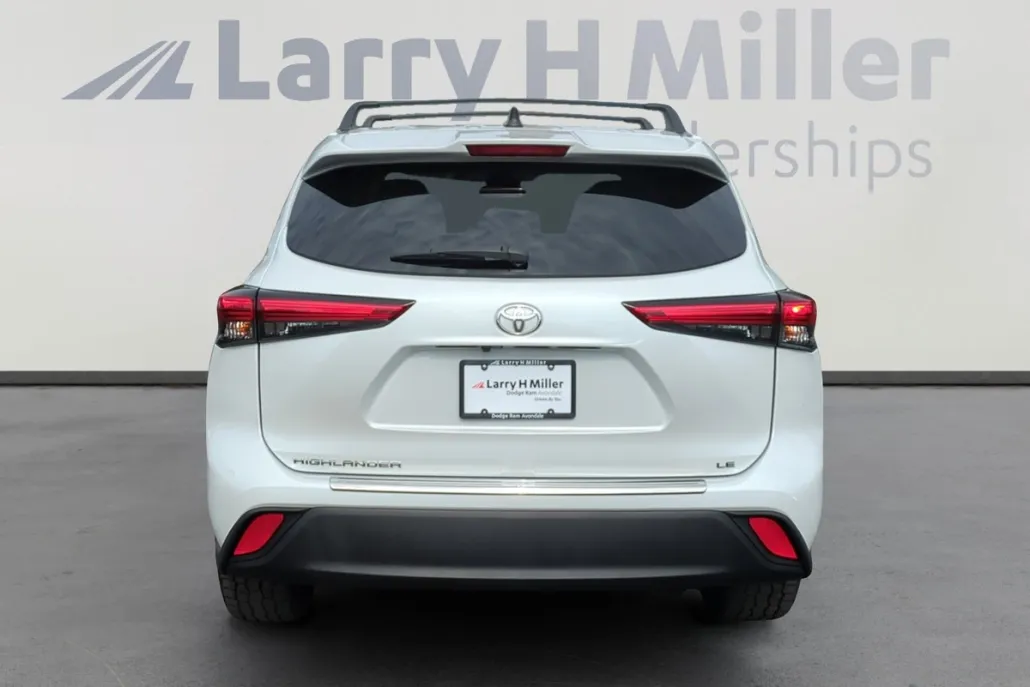 2022 Toyota Highlander LE photo 1
