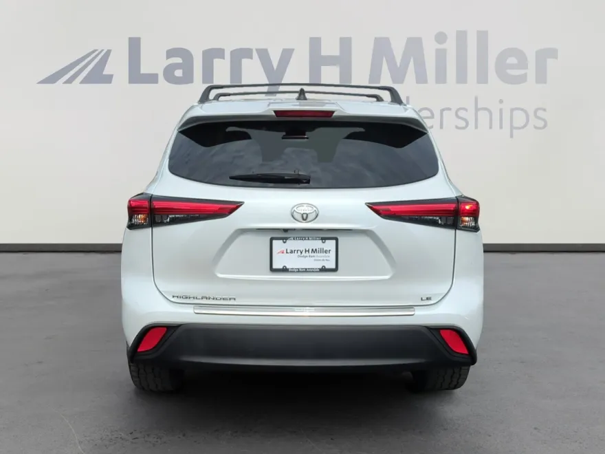 2022 Toyota Highlander LE photo 1