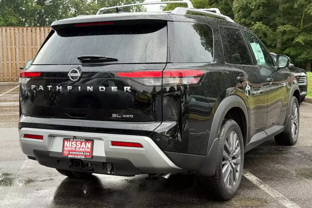 2025 Nissan Pathfinder SL photo 1