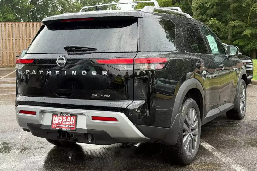 2025 Nissan Pathfinder SL photo 1