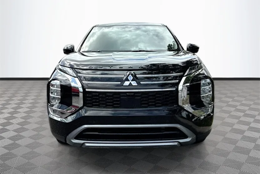 2025 Mitsubishi Outlander SE photo 1