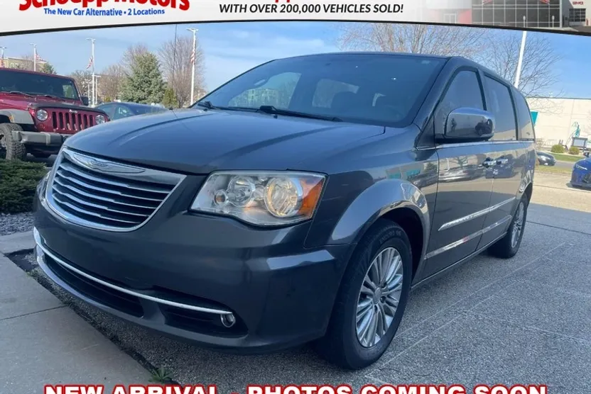 2016 Chrysler Town & Country photo 1