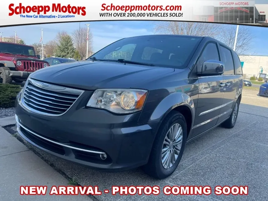 2016 Chrysler Town & Country photo 1