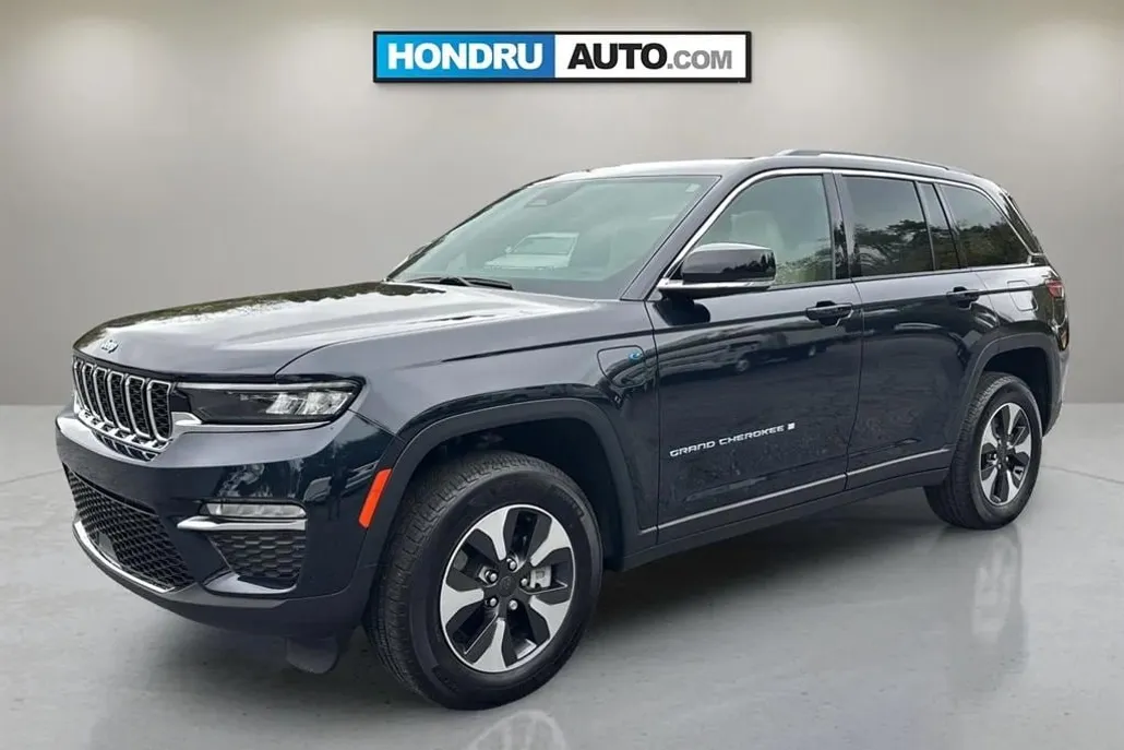 2023 Jeep Cherokee Base photo 1