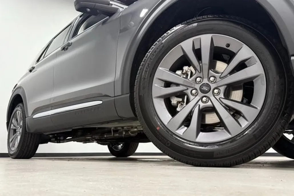 2025 Ford Explorer photo 1