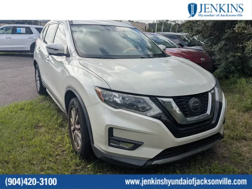 2018 Nissan Rogue SV photo 1