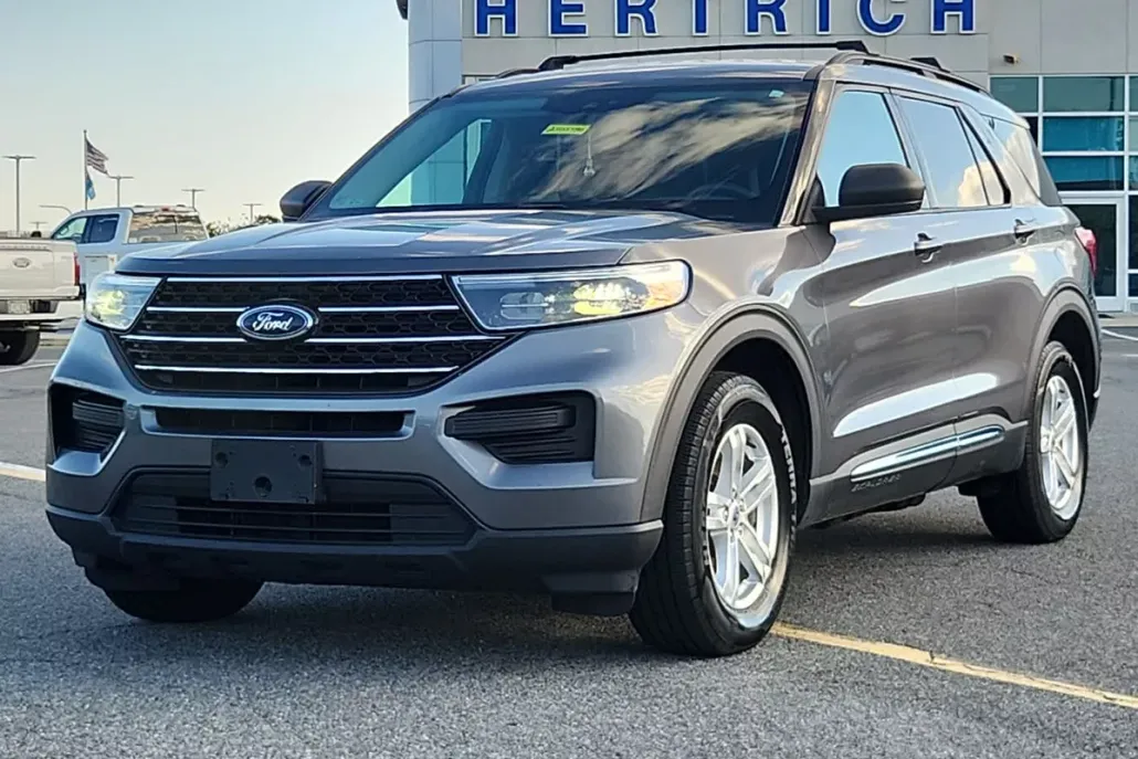 2021 Ford Explorer XLT photo 1