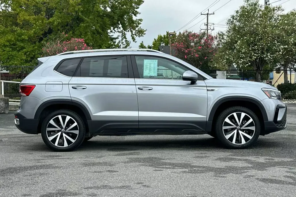 2023 Volkswagen Taos SE photo 1