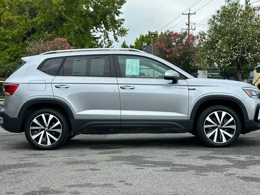 2023 Volkswagen Taos SE photo 1